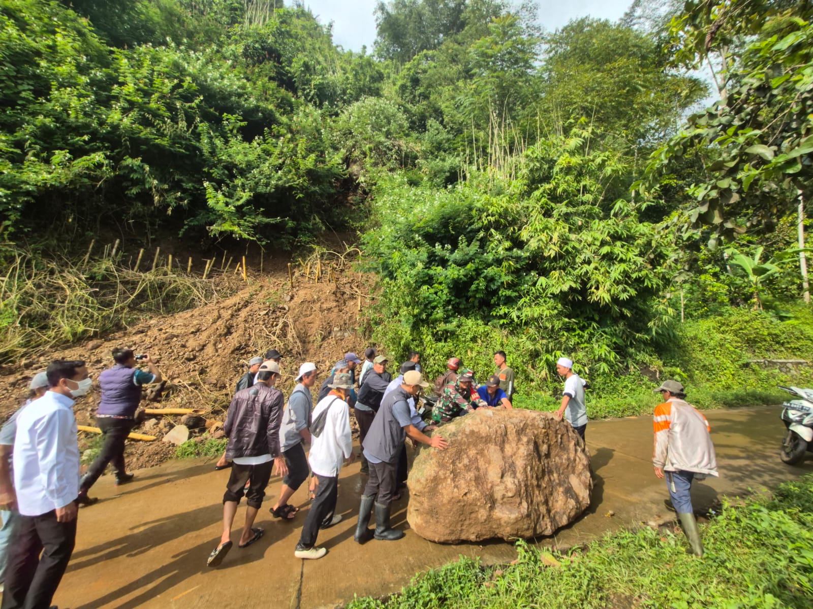 Respon Cepat Babinsa Desa Sukajadi Tangani Dampak Tanah Longsor di Kampung Subela
