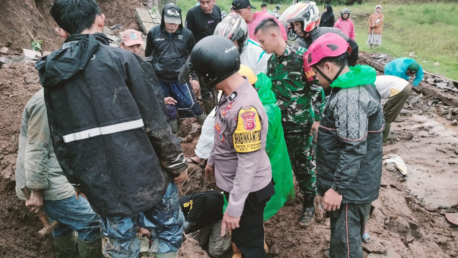Babinsa Cipendawa Serda Sujana Evakuasi Korban Tertimpa Tembok Penahan Tanah di Perumahan Griya Puncak Asri
