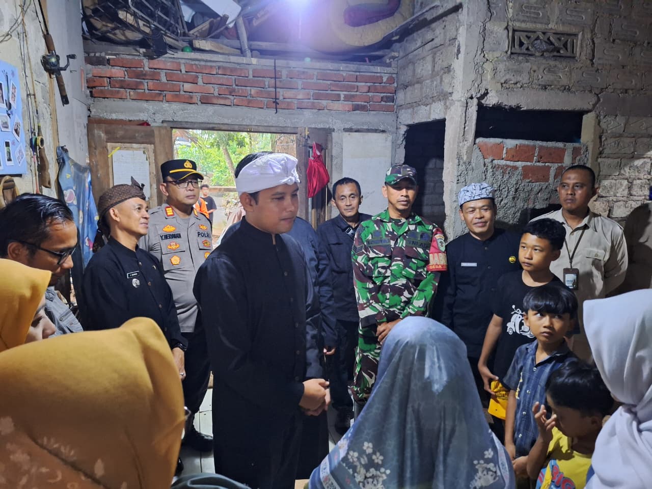 Bantu Warga Terdampak Banjir, Babinsa Desa Jamali Dampingi Kunjungan Bupati Cianjur