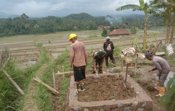 Serka Ucu S Pimpin Karya Bakti Pembuatan Bak Penampungan Air Guna Optimalkan Pengairan Sawah
