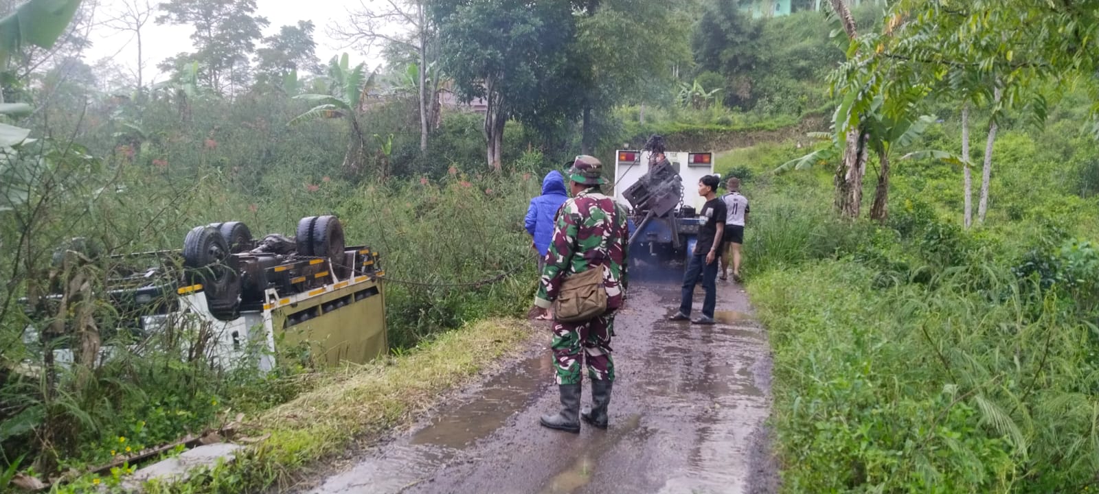 Sinergi Cepat di Lapangan, Serda Sugiyanto Kawal Penanganan Truk Pengangkut Gas Cair yang Terbalik di Takokak