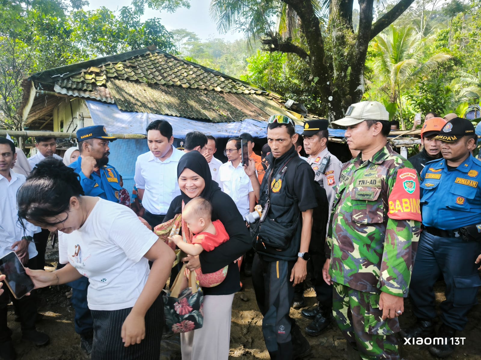 Aksi Tanggap Darurat, Peltu Eko Kawal Kunjungan Bupati dan Penyisiran Korban Banjir di Sungai Cikondang