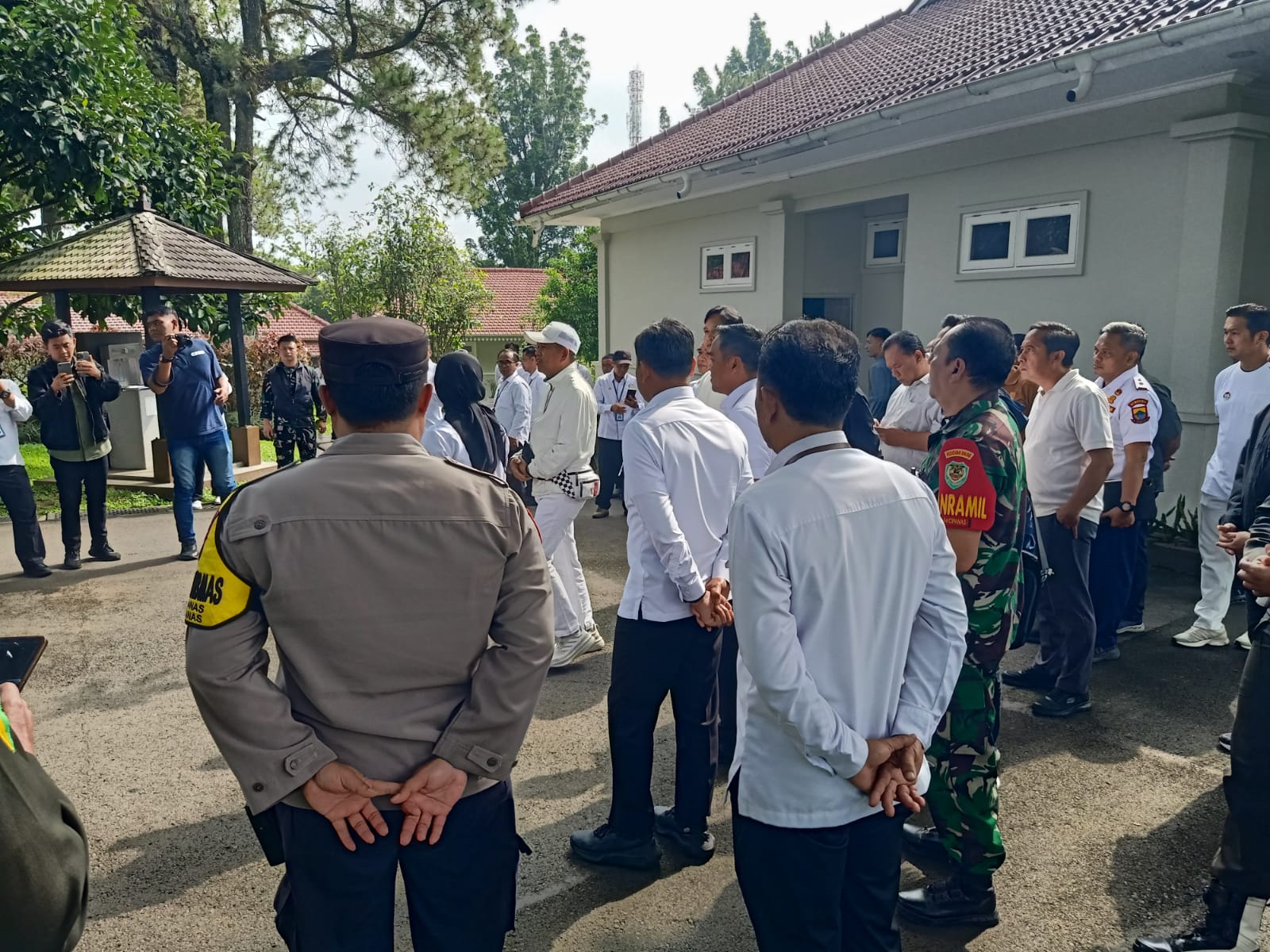 Pastikan Keamanan Wilayah, Danramil 04/Cipanas Kawal Kunjungan Kerja Gubernur Jawa Barat di Istana Cipanas