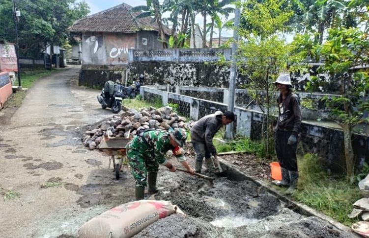 Wujudkan Kemanunggalan TNI-Rakyat, Sertu Joni Pimpin Karya Bakti Perbaikan Jalan di Desa Sukawangi