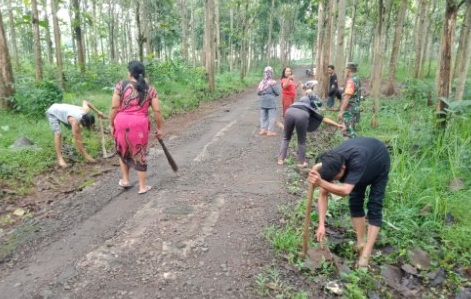 Serda Syukri Pimpin Kerja Bakti Pembersihan Jalan Guna Tingkatkan Kenyamanan Warga Desa Kertamukti