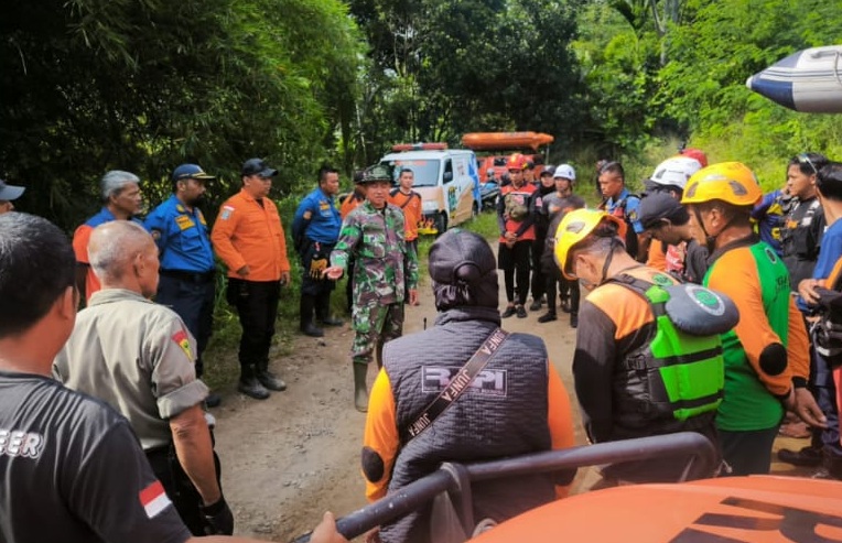 Aksi Cepat Tanggap, Peltu Eko Purnomo Pimpin Koordinasi Pencarian Warga Hanyut di Sungai Cikondang