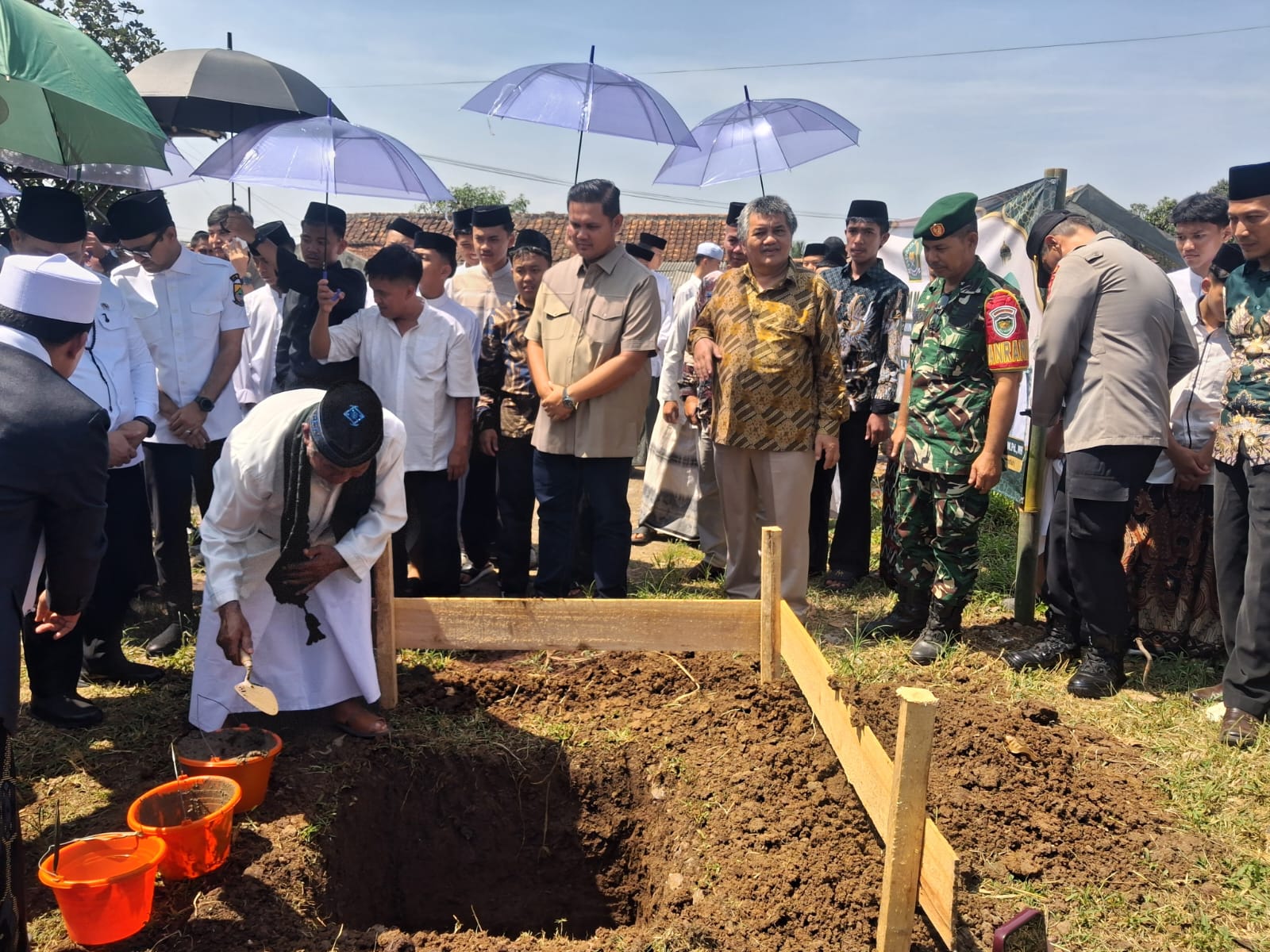Danramil 02/Warungkondang Dampingi Wamenag RI dalam Peletakan Batu Pertama di Ponpes Al Musyarofah