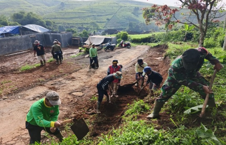 Permudah Akses Warga, Babinsa Peltu Jonny Sitorus Pelopori Perbaikan Jalan Desa di Sukanagara