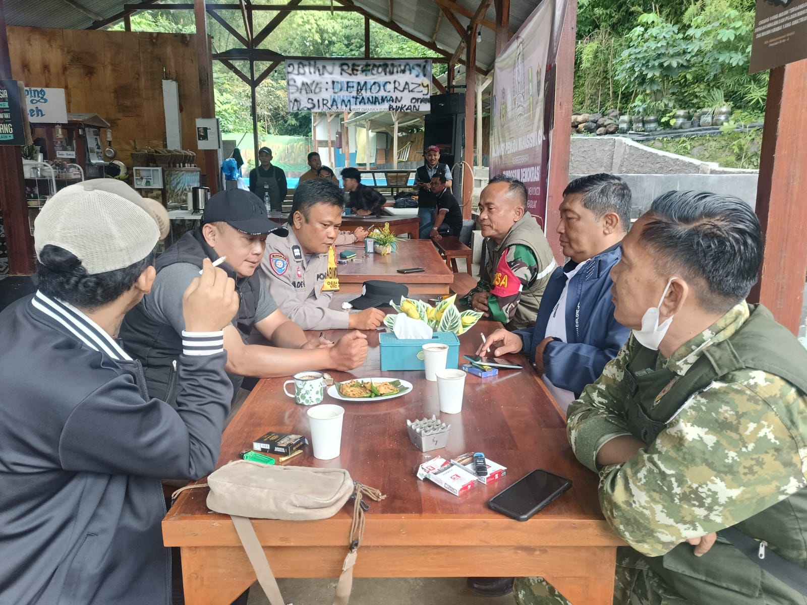 Pasiter Kodim Cianjur Kapten Inf. Ferry Kawal Simposium Demokrasi Pemuda dan Mahasiswa