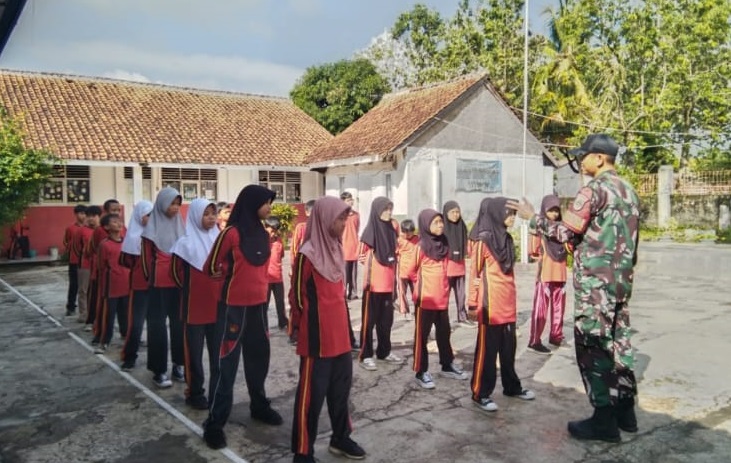 Babinsa Koramil 0801/Kota Laksanakan Bintahwil dan Pembinaan Disiplin Siswa di SDN Widurikencana