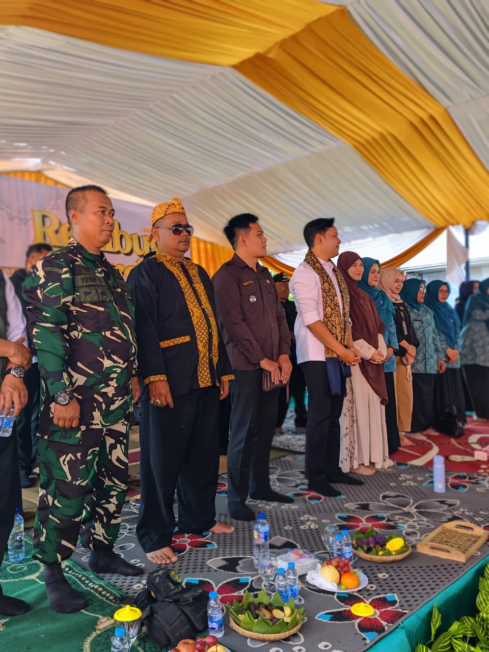 Kawal Rembug Warga Bersama Bupati Cianjur, Babinsa Serka Usep Pastikan Ribuan Warga Desa Karyamukti Terlayani Aman