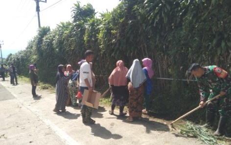 Wujud Kemanunggalan TNI, Babinsa Cirumput Serka I Wayan Baskara Pelopori Karbak Bersihkan Jalan Utama