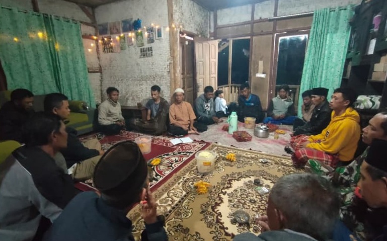 Pererat Hubungan dengan Warga, Babinsa Mekarmukti Serda Koko Laksanakan Giat Komsos di Kampung Citamiang