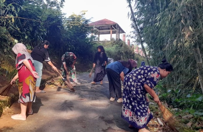 Aksi Nyata Babinsa Nyalindung Pelopori Kerja Bakti Bersihkan Lingkungan Kampung Nyantong