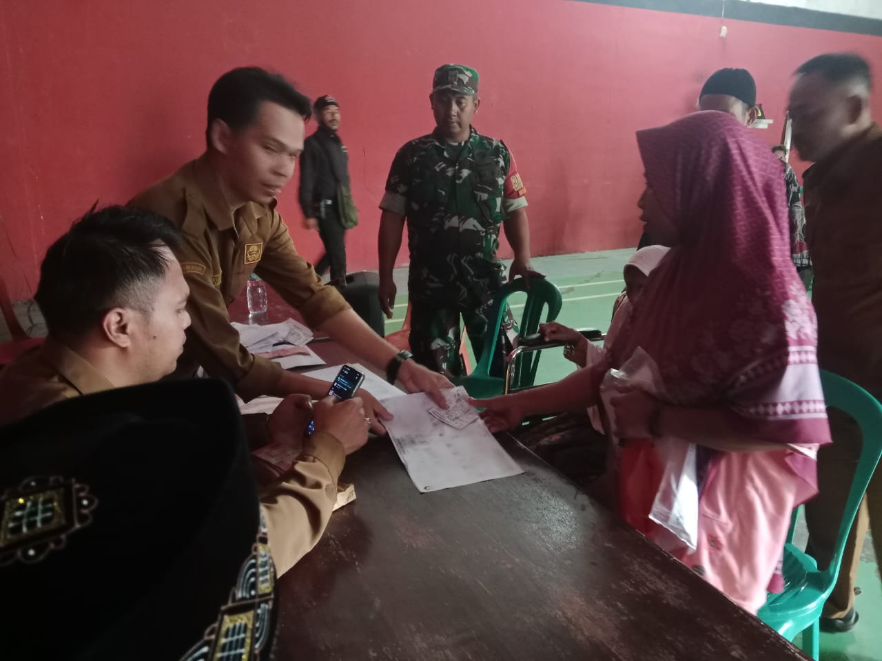 Babinsa Sukaluyu Serda Budi Waluyo Kawal Penyaluran BLT DD Tahap 1 Agar Tepat Sasaran