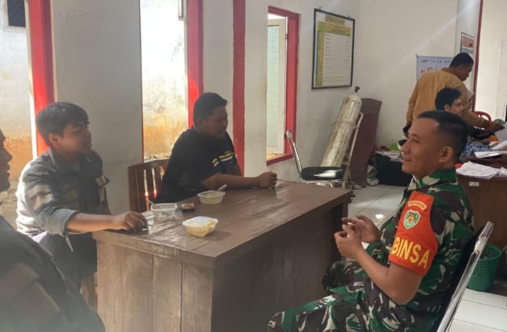 Babinsa Cikondang Pererat Sinergi Melalui Kegiatan Komsos Bersama Staf Desa