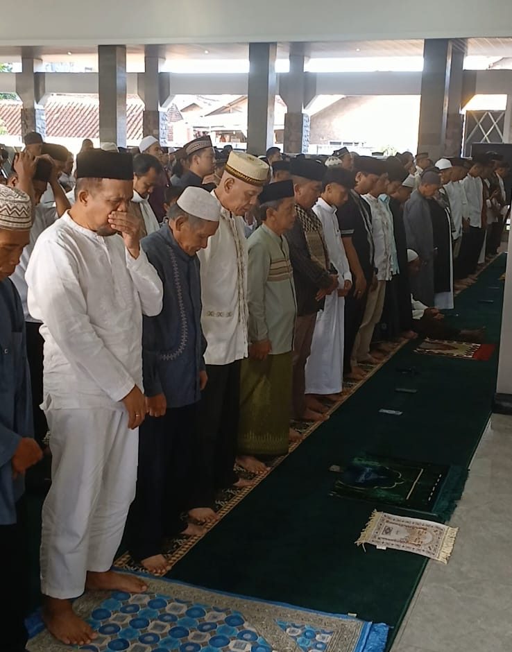 Tanamkan Semangat Pengabdian, Anggota Kodim 0608/Cianjur Gelar Shalat Idul Adha dan Penyembelihan Hewan Kurban Bersama Warga