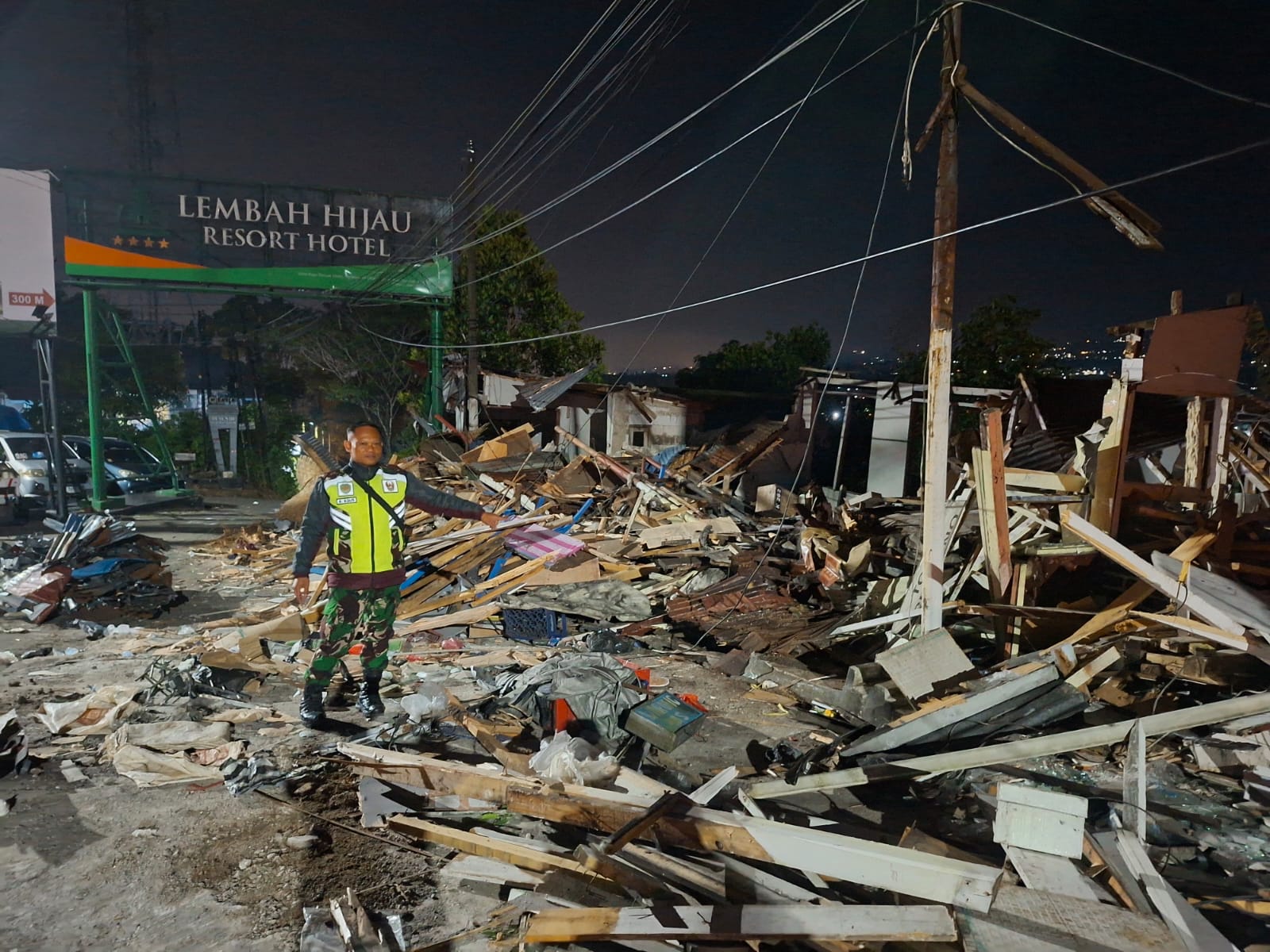 Sinergi TNI-Polri dan Pemda, Anggota Koramil 0608-04/Cipanas Kawal Eksekusi 47 Bangunan Liar di Jalur Puncak Ciloto