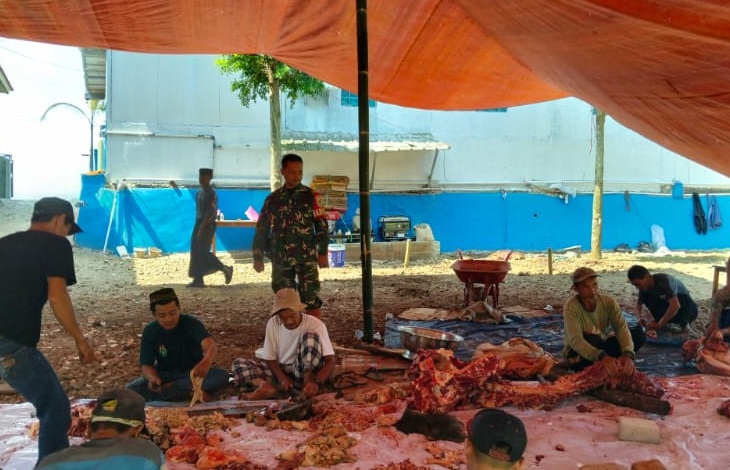 Pastikan Kelancaran dan Kebersihan, Babinsa Koramil 0608-09/Ciranjang Monitoring Penyembelihan Hewan Kurban di Desa Panyusuhan
