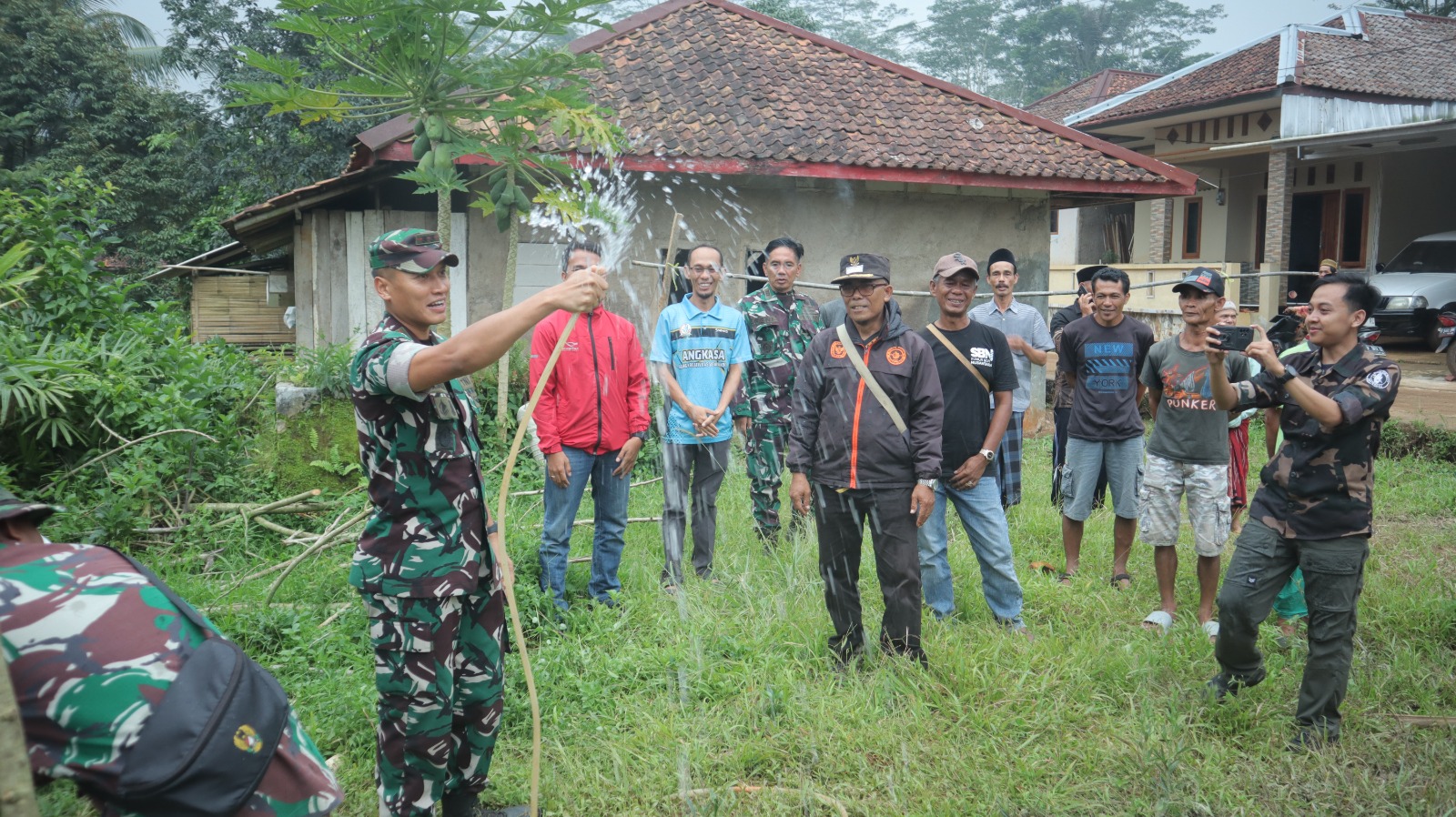 Program Sumur Bor KASAD Hadir di Takokak, Atasi Krisis Air Bersih Warga Desa Sukagalih