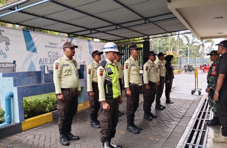 Tingkatkan Kedisiplinan, Babinsa Desa Sindangraja Berikan Pembinaan kepada Security PT Mayora