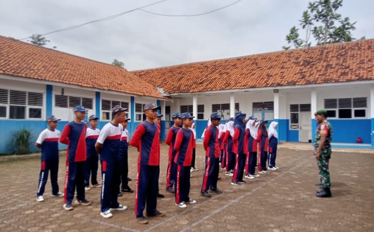 Babinsa Desa Sindangsari Berikan Pelatihan PBB kepada Siswa SMPN 2 Ciranjang