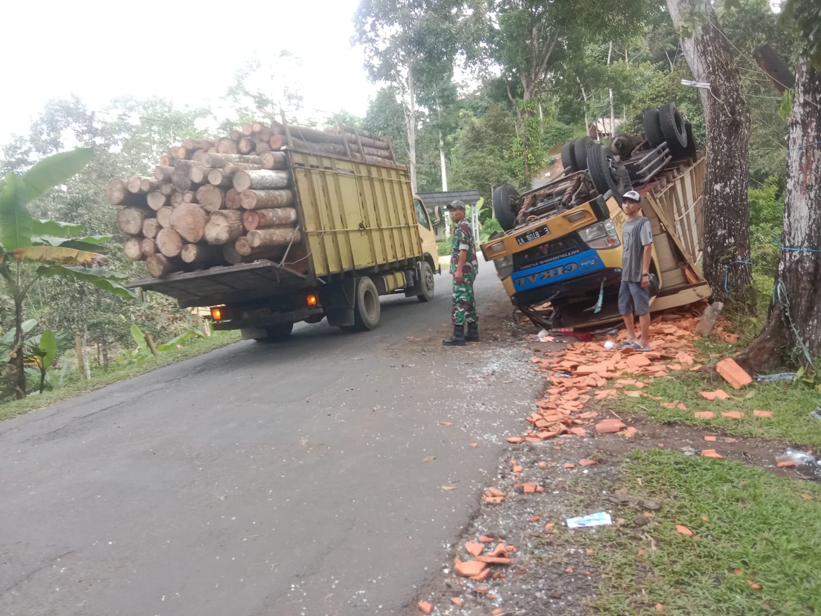 Hindari Masuk Jurang di Jalur Pagelaran, Truk Colt Diesel Terbalik Hingga Kernet Luka-Luka