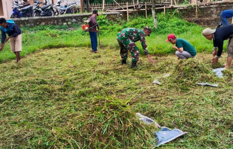 Wujudkan Lingkungan Bersih, Babinsa Kadupandak Bahu-Membahu Gelar Karya Bakti Bersama Warga