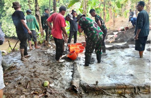 Perkuat Kemanunggalan TNI-Rakyat, Babinsa Koramil 16/Cibinong Bahu-Membahu Gelar Karya Bakti di Kampung Cimuncang