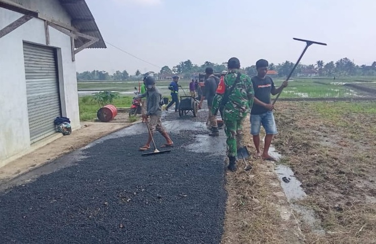 Kawal Pembangunan Infrastruktur, Babinsa Desa Neglasari Monitoring Pengaspalan Jalan
