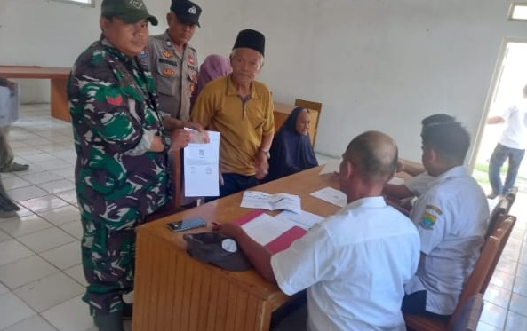 Kawal Penyaluran Bantuan, Babinsa Desa Cidamar Dampingi Pembagian BLT DD Tahap 1