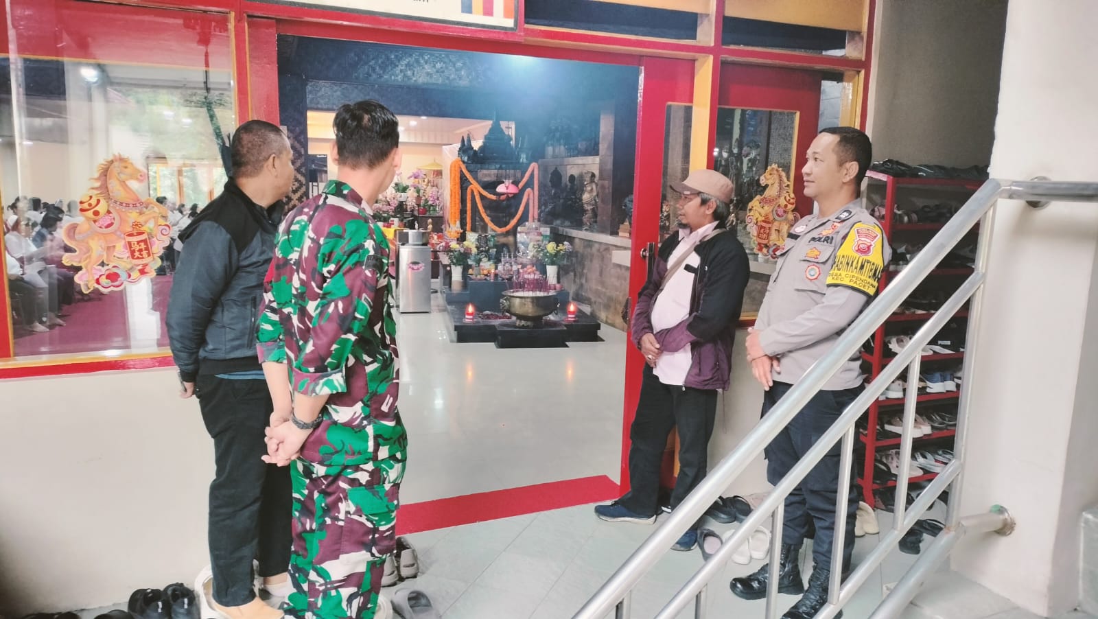 Pastikan Khidmat dan Aman, Serda Sujana Kawal Peringatan Tri Suci Waisak di Vihara Sakyawanaram