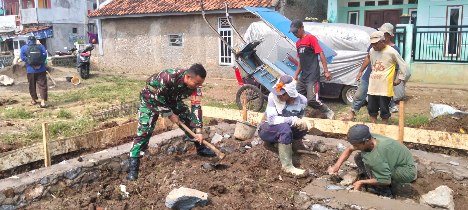 Sinergi Membangun Desa: Babinsa Limbangansari Dampingi Kades Monitoring Pembangunan Posyandu Melati IX