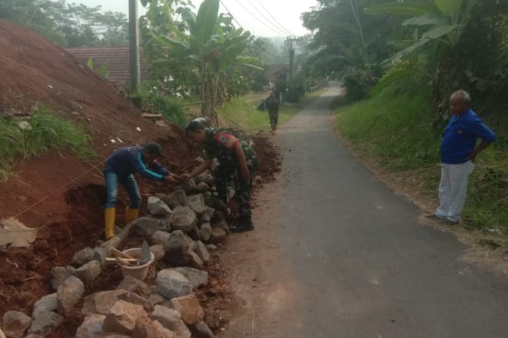 Wujud Kemanunggalan TNI, Babinsa Jatisari Pelopori Pembangunan TPT Bersama Warga