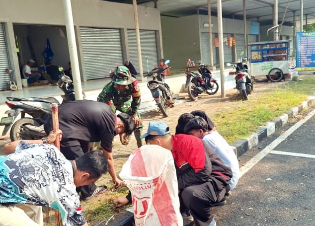 Tingkatkan Kebersihan Lingkungan, Babinsa Cipeuyeum Kopka Wawan Kusdianto Gelar Karbak Bersama Warga