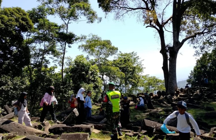 Pastikan Kenyamanan Wisatawan, Babinsa Koramil Campaka Monitoring Situs Cagar Budaya Gunung Padang