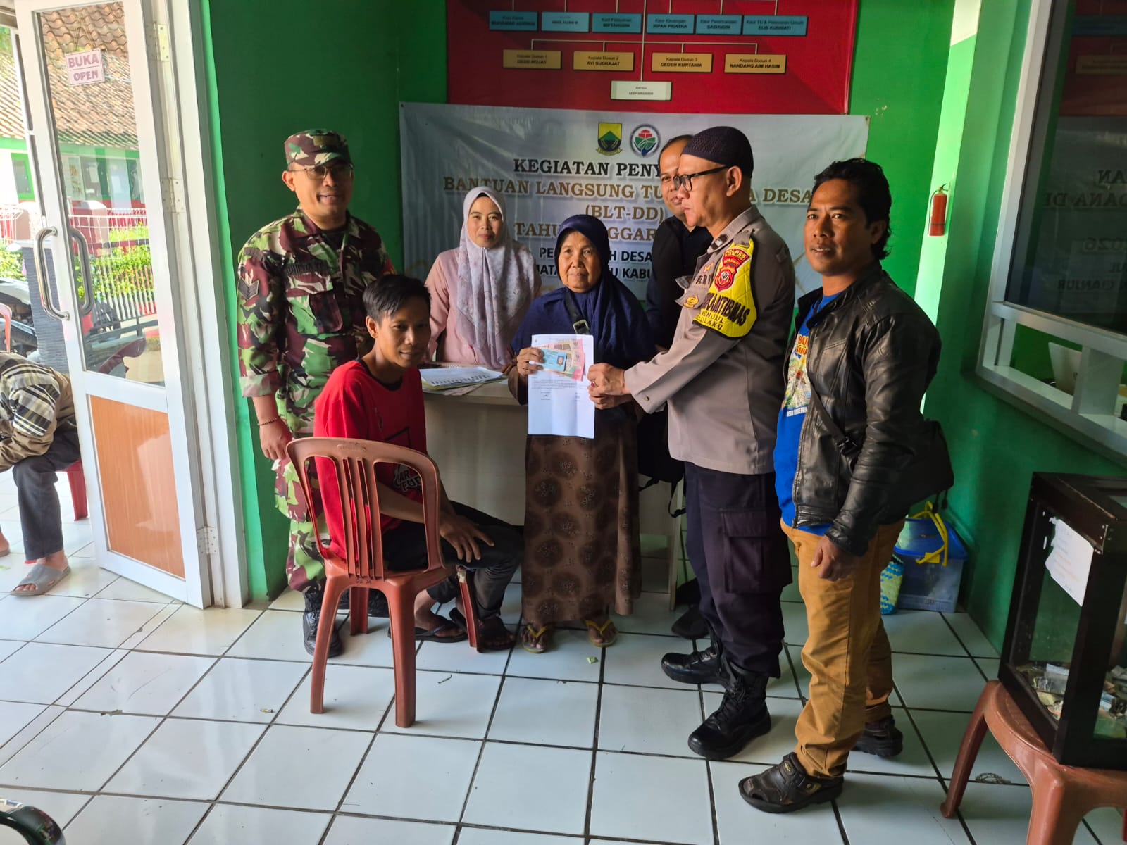 Kawal Hak Warga, Serka Adhista Dampingi Penyaluran BLT Dana Desa di Munjul