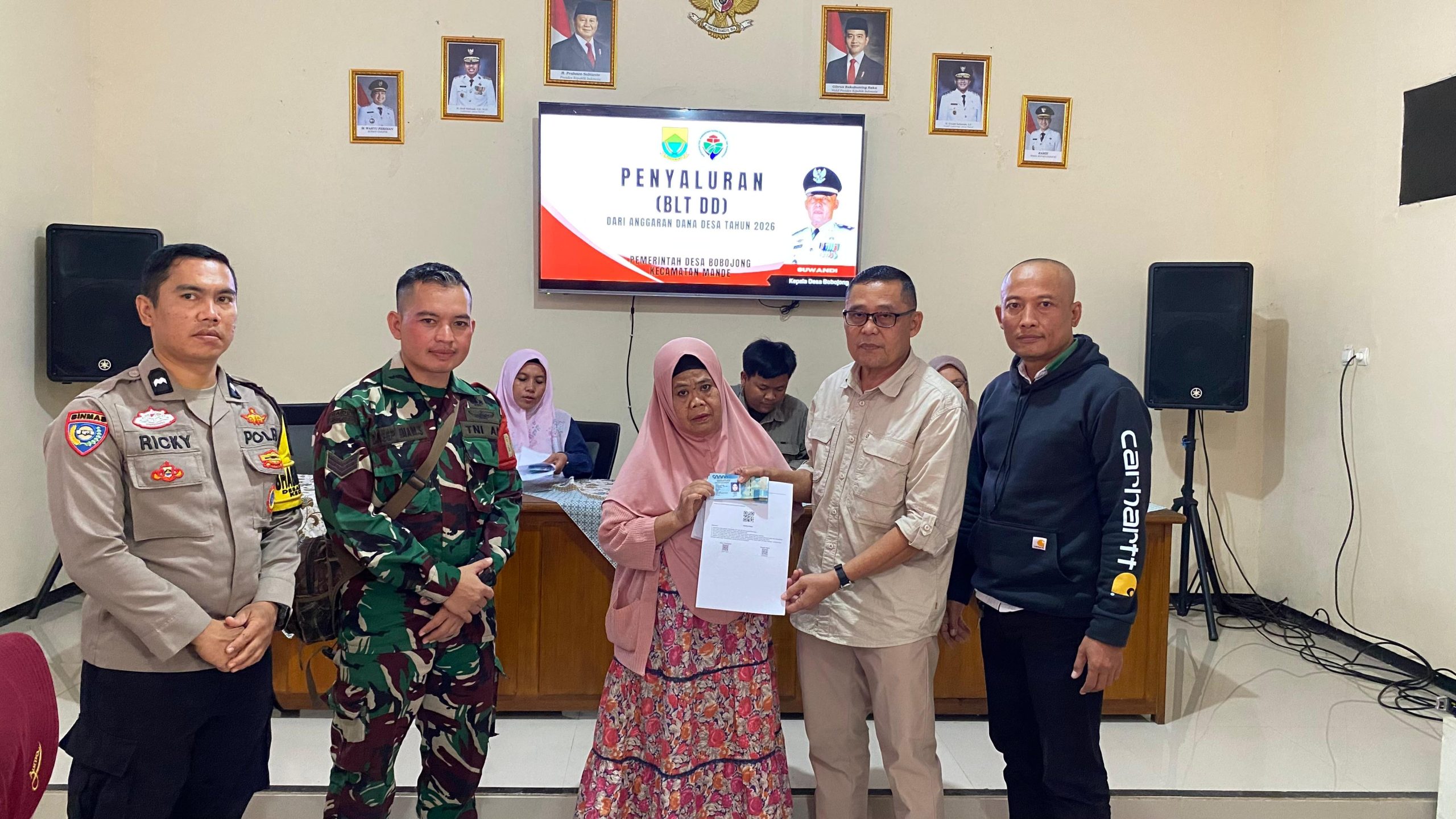 Babinsa Desa Bobojong Kawal Penyaluran BLT Dana Desa Triwulan Kedua untuk Warga Miskin