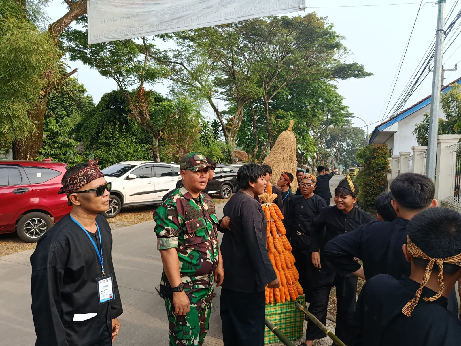 Babinsa Sindang Jaya Monitoring Peringatan Hari Kepindahan Nenek Moyang ke-123 dan Syukuran Panen
