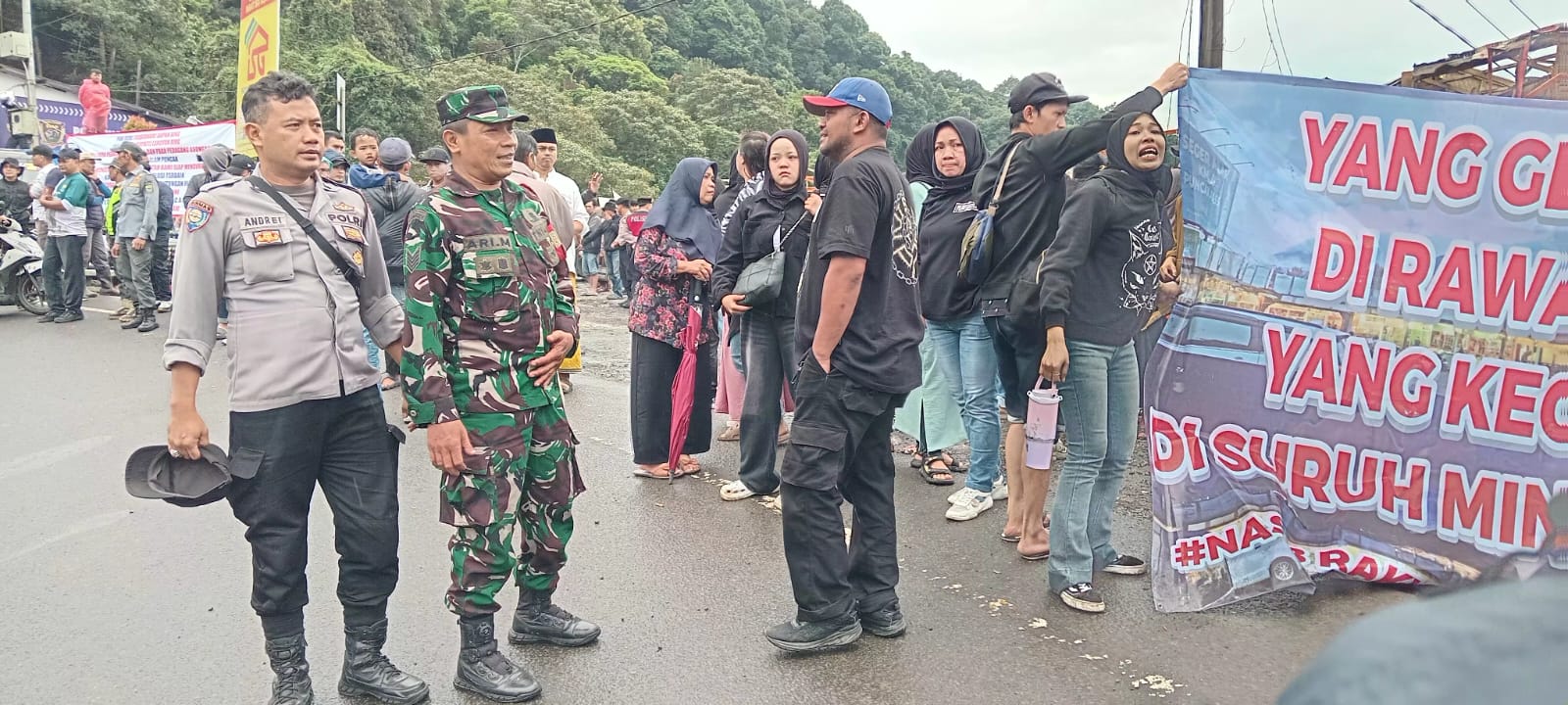 Anggota Koramil 0608-04/Cipanas Kawal Eksekusi Penertiban Bangunan Liar di Jalur Raya Puncak Ciloto
