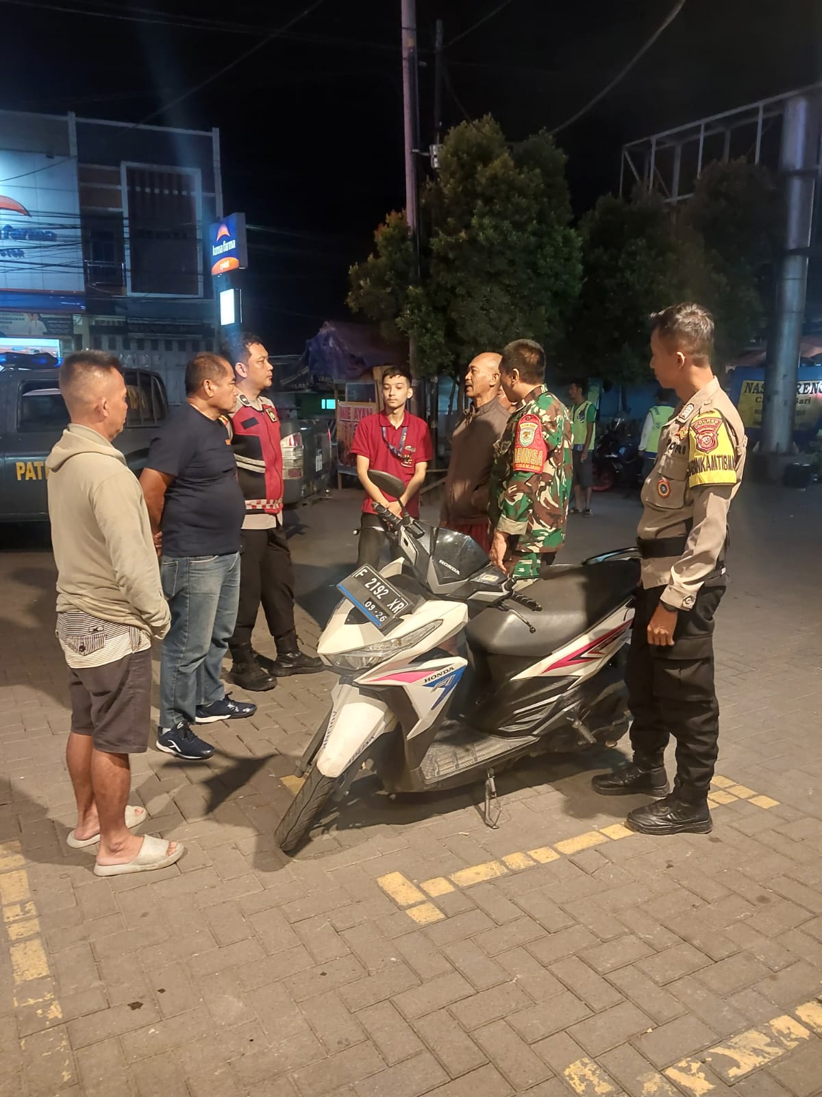 Anggota Koramil 0608-09/Ciranjang Serka Dedi Rahmat Kawal Patroli Gabungan TNI-Polri Guna Jaga Kamtibmas
