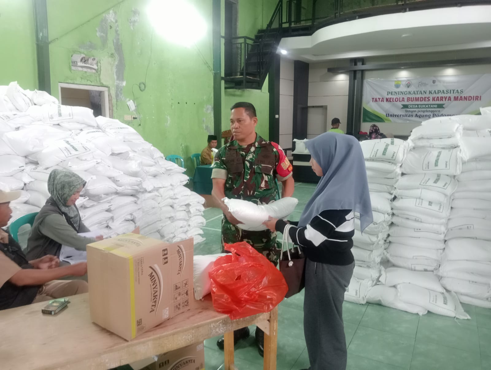 Pastikan Tepat Sasaran, Serda Yohanes Gaso Monitoring Pendistribusian Banpang Kemensos untuk 2.510 KPM di Sukatani