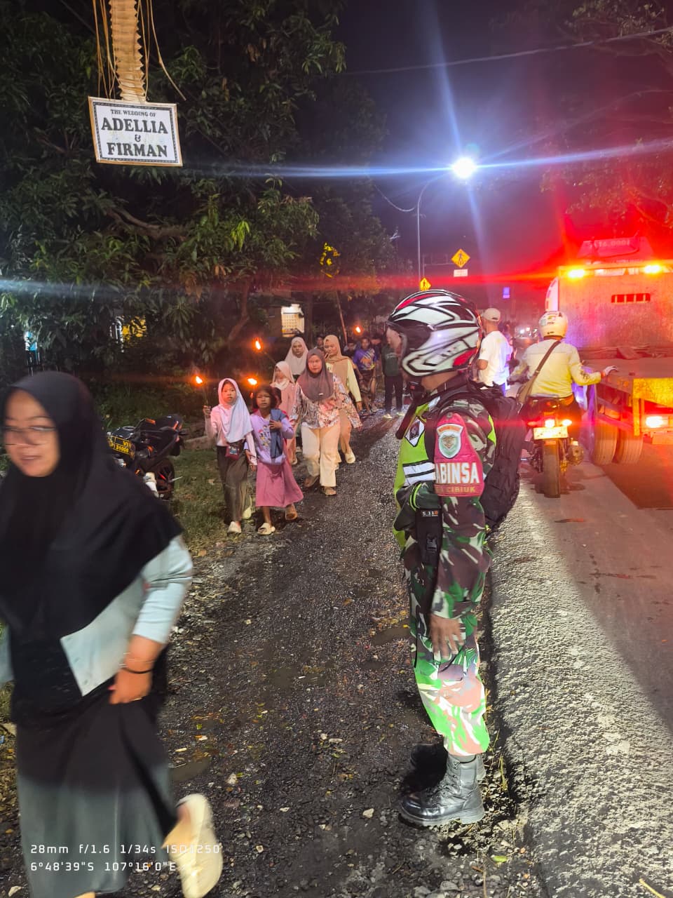 Sinergitas Babinsa Cibiuk Kawal Kemeriahan Pawai Obor Sambut 1 Muharram 1448 H