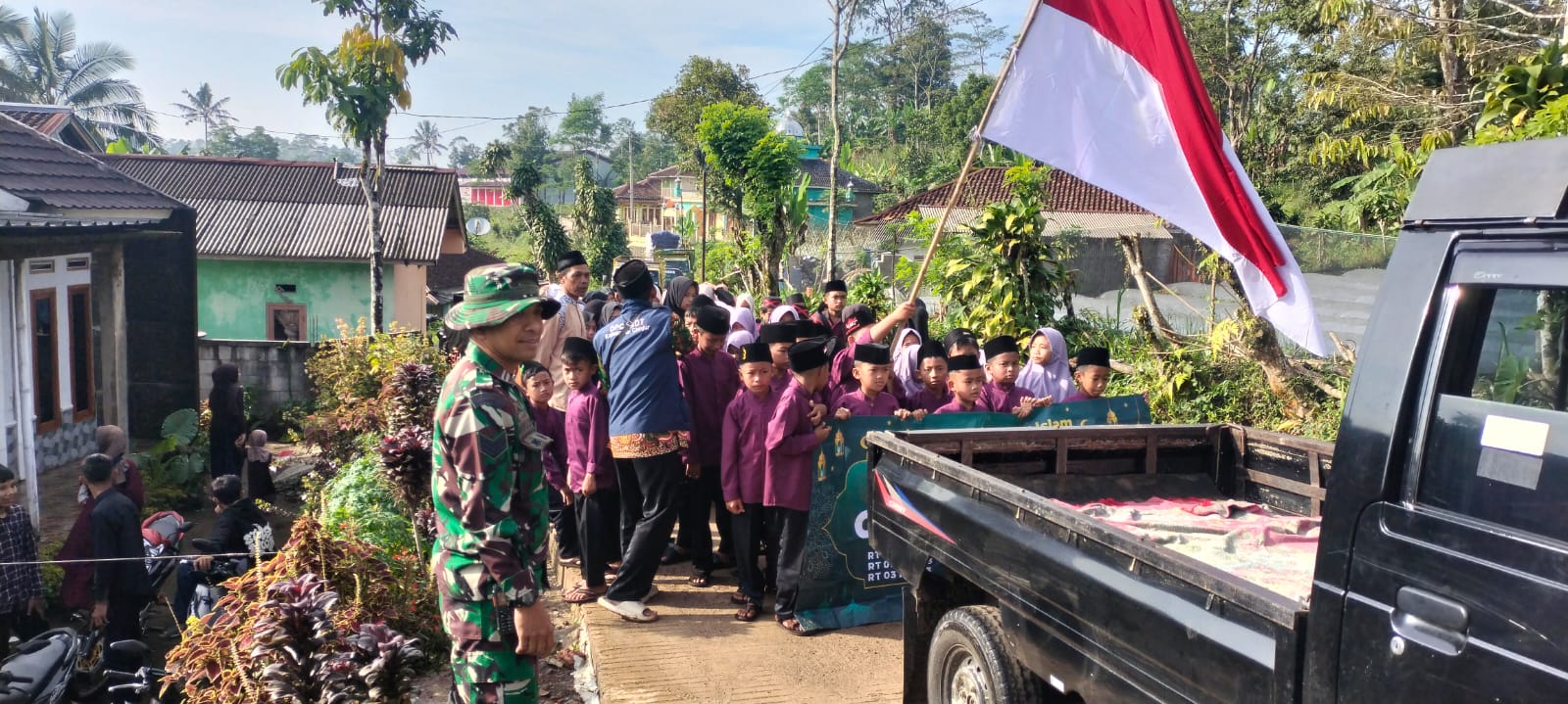 Syiar Islam di Takokak, Serka Asrun Bersama Unsur Tiga Pilar Kawal Pawai Muharram Desa Sindangresmi
