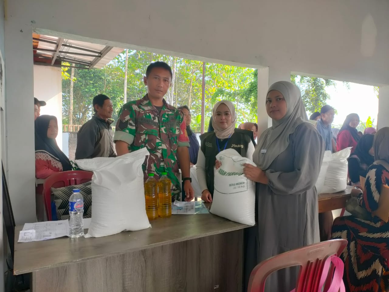 Wujud Kepedulian Rakyat, Serma Yoshep Kawal Distribusi BPNT Desa Kanoman Agar Tepat Sasaran