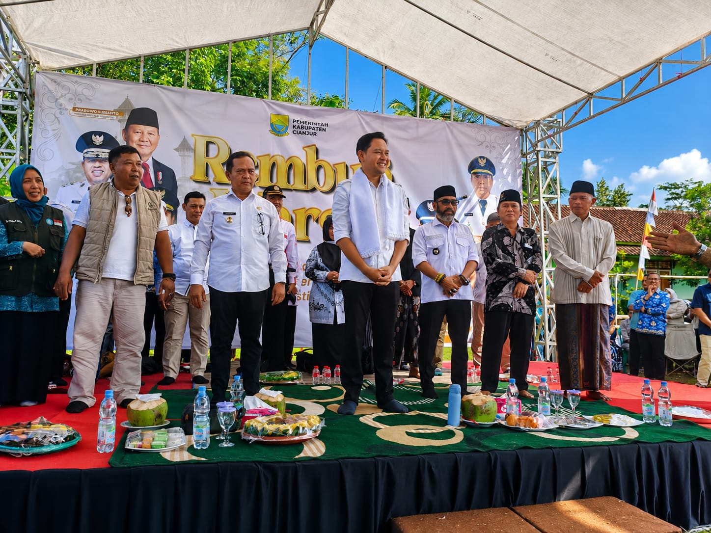 Babinsa Serma Edi Hadiri dan Amankan Kegiatan Rembug Warga Bersama Bupati Cianjur di Kecamatan Pagelaran