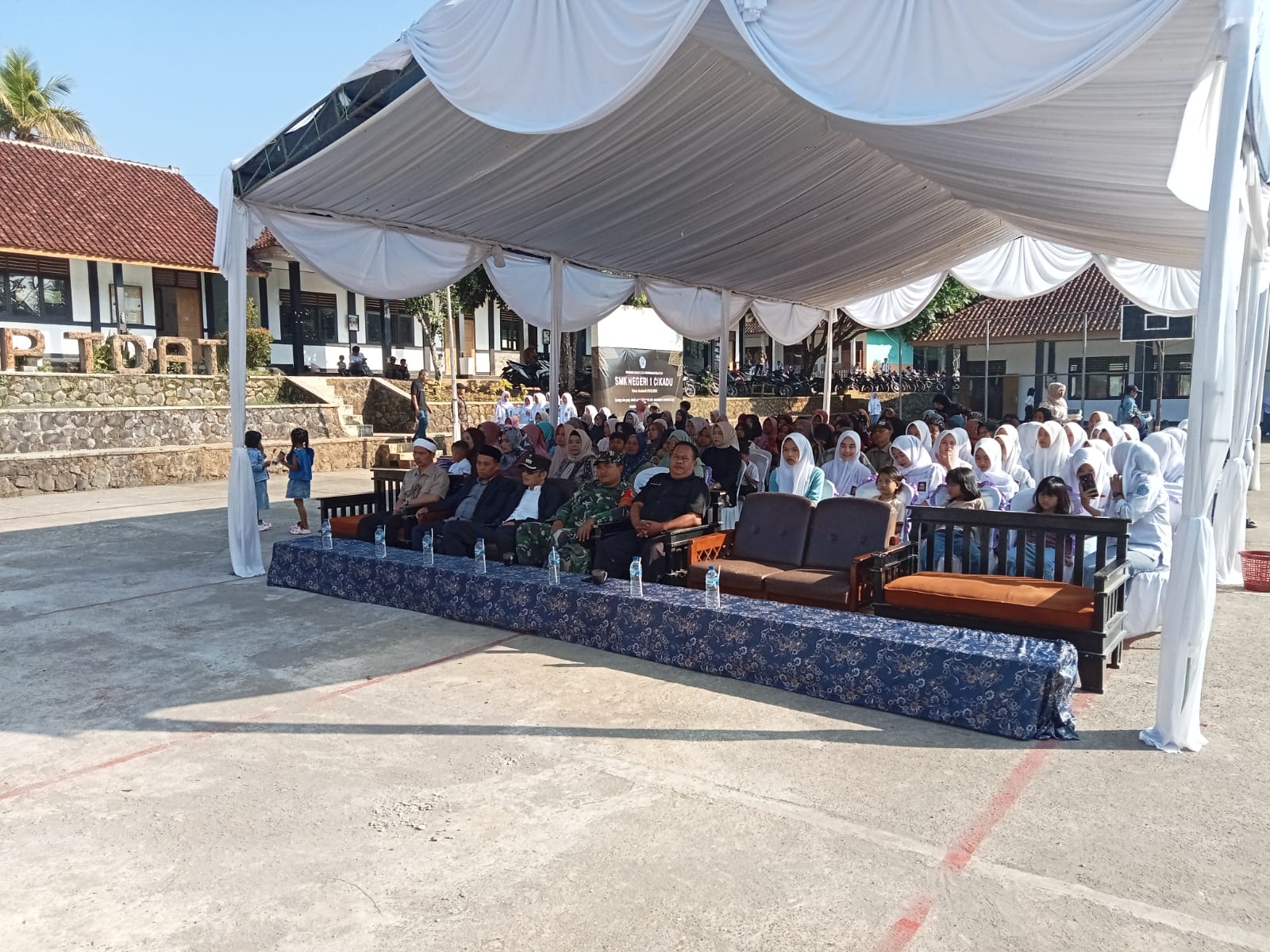 Hadiri Kelulusan Siswa SMKN 1 Cikadu, Danposmil Sertu Asmawi Berikan Motivasi untuk Generasi Muda