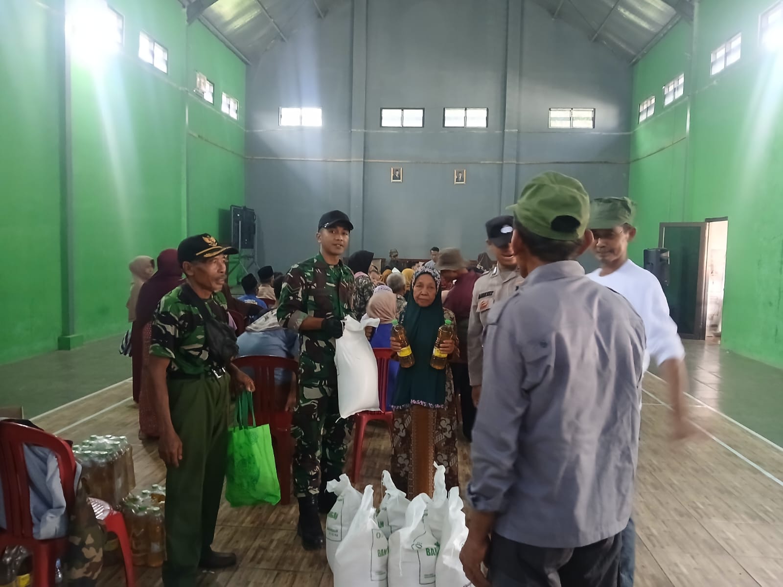 Sinergi TNI-Polri, Serda Dudu dan Bhabinkamtibmas Kawal Penyaluran BPNT untuk 1.103 KPM di Salamnunggal