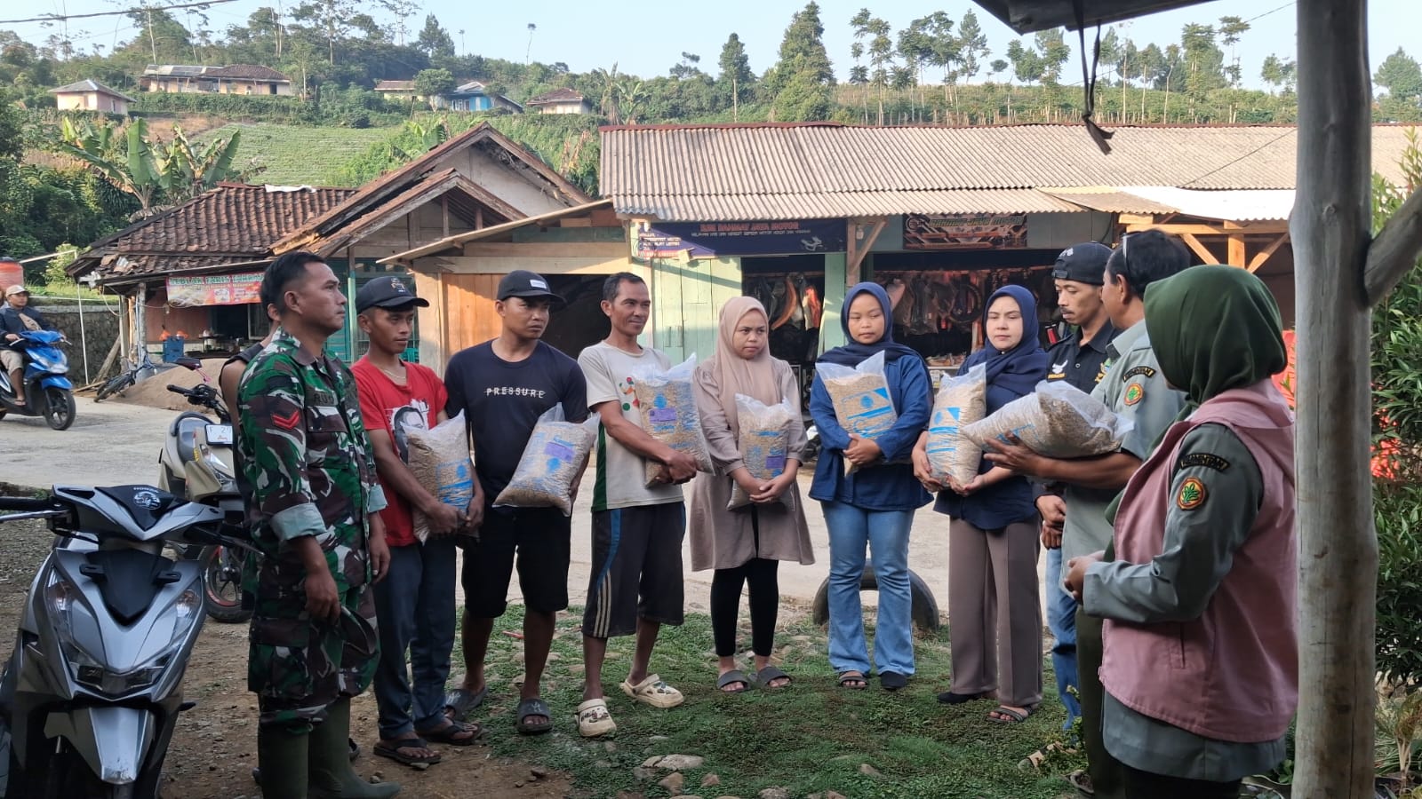 Dukung Ketahanan Pangan, Babinsa Koptu Rudi S dampingi Penyaluran Benih Padi Inbrida di Desa Sukajembar