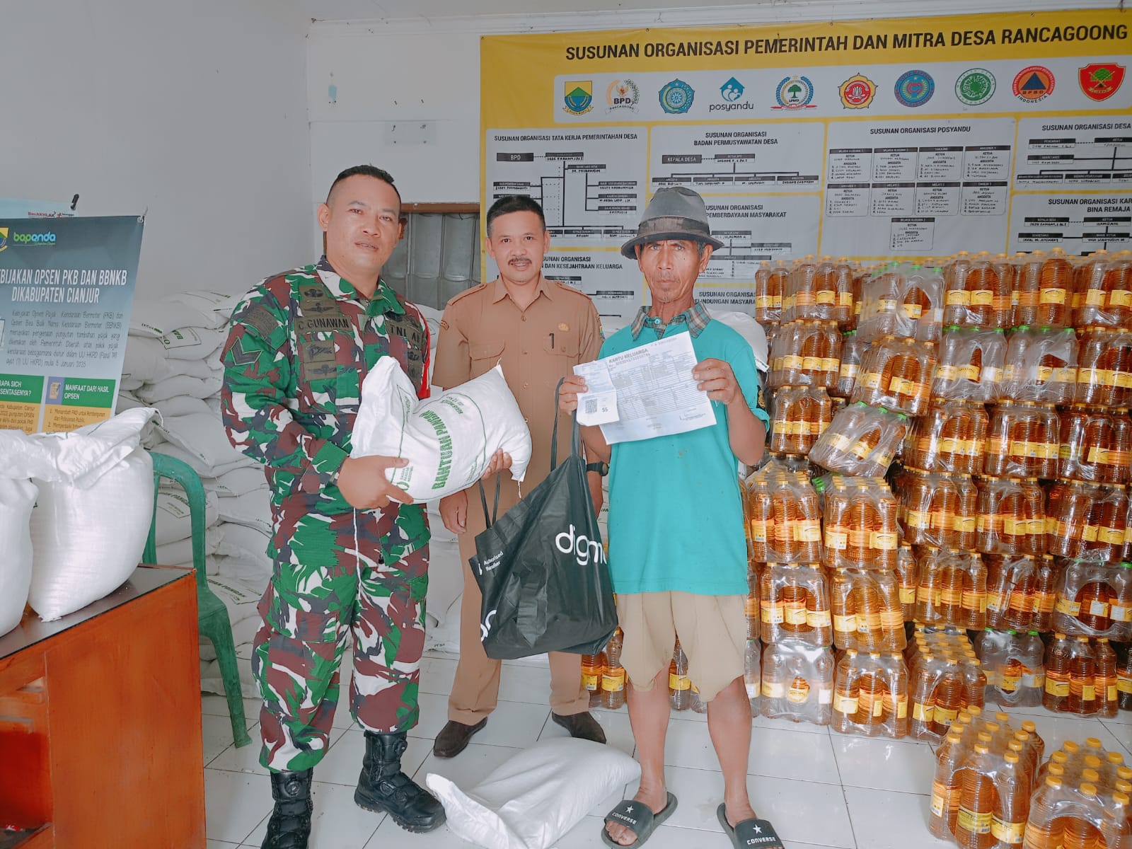 Sertu Ceceng Gunawan Monitoring Penyaluran Bahan Pangan untuk 1.217 KPM di Desa Rancagoong